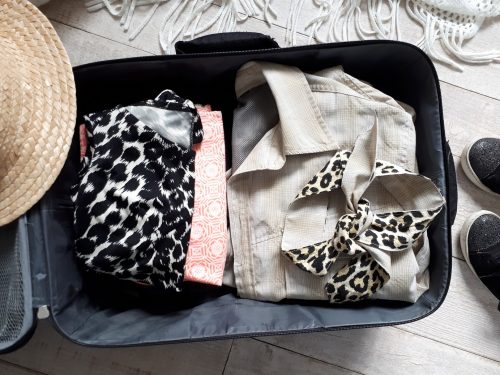 Par peur de manque, on charge souvent bien trop sa valise. Pour vous aider, je vous livre mes astuces pour une valise minimaliste avec laquelle vous ne manquerez de rien.