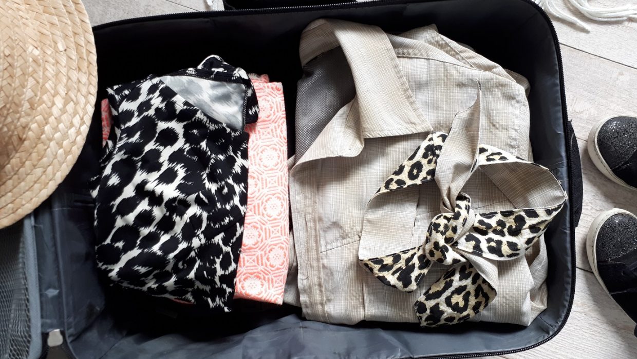 Par peur de manque, on charge souvent bien trop sa valise. Pour vous aider, je vous livre mes astuces pour une valise minimaliste avec laquelle vous ne manquerez de rien.